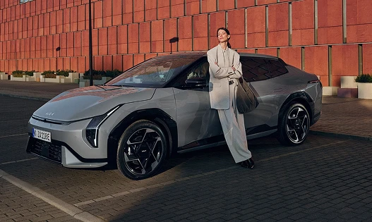 Dynamic silhouette with an elongated tail